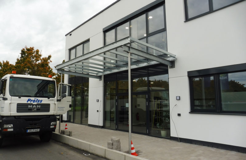 Stahlkonstruktion für Glasvordach